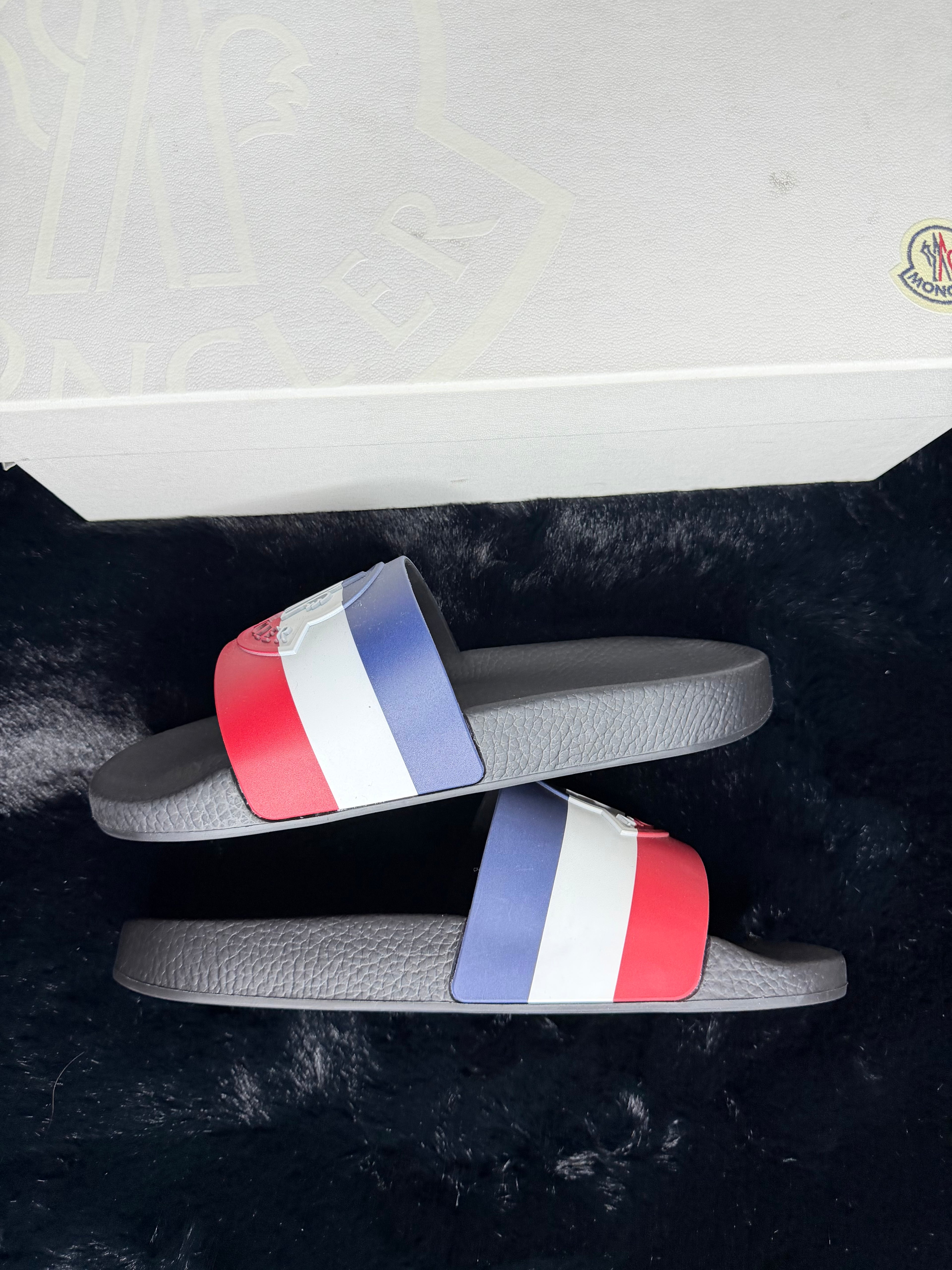 Moncler Signature Slides Size 39,40