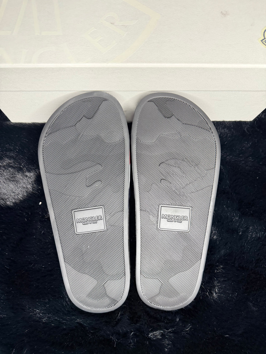 Moncler Signature Slides Size 39,40