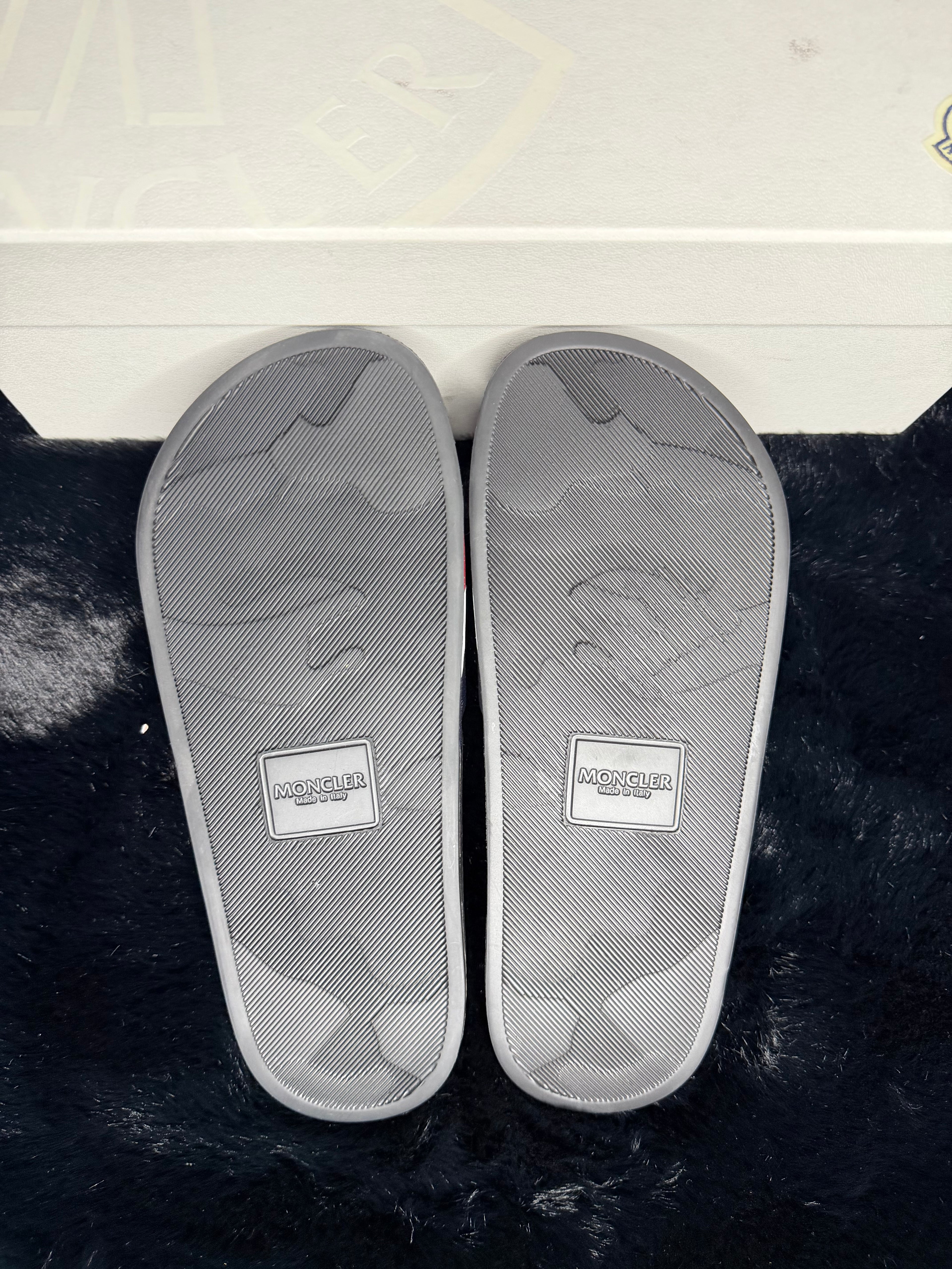 Moncler Signature Slides Size 39,40